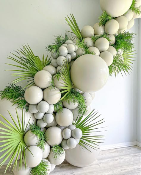 Plant Balloon Arch, Balloons With Vines, Balloon Garland With Palm Leaves, Balloon Garland With Long Balloons, Greenery Balloon Garland, Orchid Balloon Garland, Greenery Balloon Arch, Modern Balloon Decor, Tropical Balloon Decorations