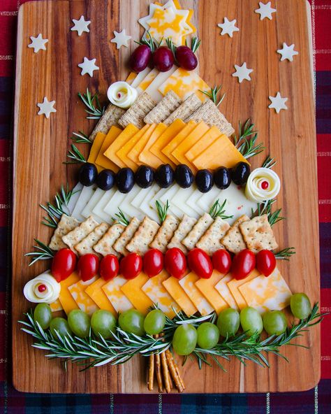 Cheese Cube Christmas Tree, Xmas Tree Cheese Board, Santa Cheese Tray, Christmas Tree Shaped Veggie Tray, Grinch Christmas Charcuterie Board, Christmas Tree Meat And Cheese Board, Hanukkah Themed Food, Kids Christmas Cheese Board, Christmas Tree Chacutery Board Ideas