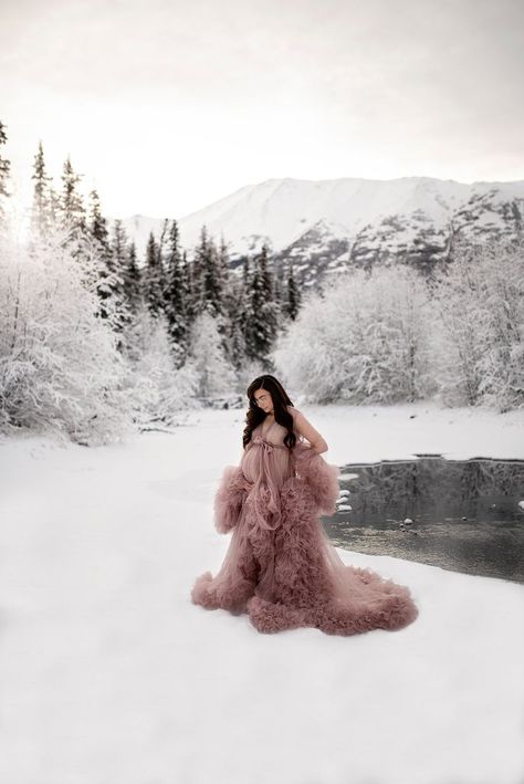 Snow Maternity Photos, Maternity Christmas Pictures, Winter Pregnancy Photoshoot, Shelby Smith, Winter Maternity Pictures, Winter Maternity Shoot, Maternity Photography Winter, Winter Pregnancy, Maternity Shoot Outfit