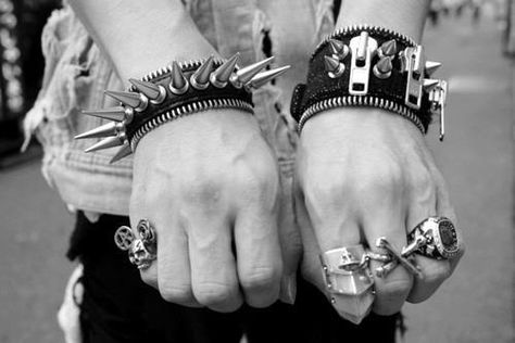 . Punk Rock Fashion, Punk Outfits, Rock Style, Italian Charm Bracelet, Punk Fashion, Alternative Fashion, Punk Rock, Pandora Charm Bracelet, Rock And Roll