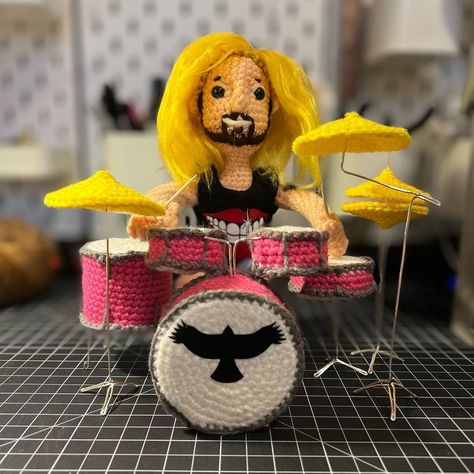 Steph Tucker on Instagram: “I have my #taylorhawkins doll almost perfect (in my eyes) this drum kit was a pain in the butt to make but I love the look. He was such a…” Crochet Drum, Foo Fighters Dave Grohl, Gretsch Drums, Taylor Hawkins, Yarn Dolls, Drum Kit, Almost Perfect, Drum Kits, Foo Fighters