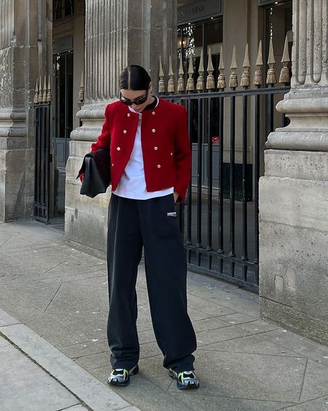 Glam Holiday Outfit, Red Tweed Outfit, Outfit Spring 2022 Women, Red Tweed Jacket Outfit, Tweed Jacket Street Style, Red Blazer Outfit For Work, Tweed Jacket Outfit Casual, Outfit Spring 2022, Casual Outfit Spring