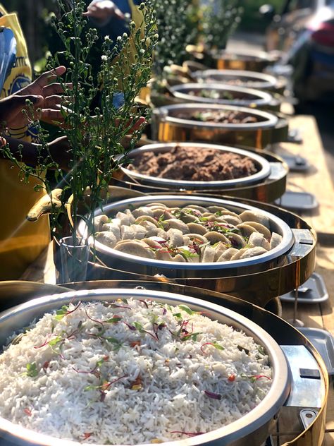 Picnic Party Food, Indian Wedding Food, Rs5 Sportback, Wedding Buffet Table, Wedding Rice, Buffet Presentation, Hotel Buffet, Round Food, Buffet Style