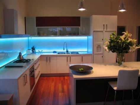 Led Under Cupboard Kitchen Lighting Kitchen Blue Grey, Strip Lighting Kitchen, Best Under Cabinet Lighting, Led Ideas, Antique White Kitchen Cabinets, Kitchen Under Cabinet Lighting, Led Floor Lights, Antique White Kitchen, Light Kitchen Cabinets