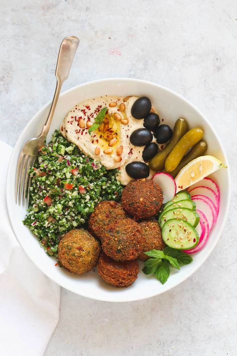 Meals With Vegetables Healthy, Gluten Free Lunch Easy, Cava Falafel Recipe, Falafel Photography, Falafel Meal, Falafel Plate, Yummy Vegan Food, Authentic Falafel Recipe, Vegan Food Healthy