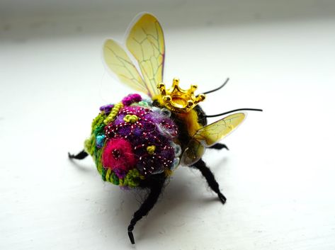 Needle felted and embroidered queen bee, with metal crown,measures approx 3 cm long by 5cm wide .Your bee will come with a fine gold hanging thread ,which can be snipped off if not required,Gift box included.This is actual bee you can purchase. Needle Felted Flower, Metal Crown, Bee Brooch, Needle Felting Projects, Insect Art, Felt Brooch, Fabric Animals, Contemporary Crafts, Textile Jewelry