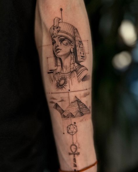 Nefertiti😍 Nerfetiti Tattoo, Egypt Tattoos, Nerfetiti Tatoos, Black Nefertiti Tattoo, Tattoo Cleopatra, Egyptian Queen Nefertiti Tattoo, Ancient Egyptian Women Tattoo, Cleopatra Tattoo, Nefertiti Tattoo