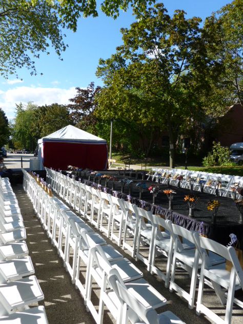 outdoor runway show Outdoor Fashion Show Stage, Catwalk Outdoor, Skirting Lighting, African Fashion Show, Outfits Europa, Festival Inspo, Outdoor Park, Chair Decor, City Vibes