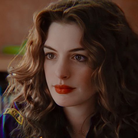 love & other drugs Anne Hathaway Curly Hair, Maggie Murdock, Anne Hathaway Love And Other, Anne Hathaway Hair, Tessa Gray, Screen Icon, Colored Eyeliner, Anne Hathaway, Curly Hair Cuts