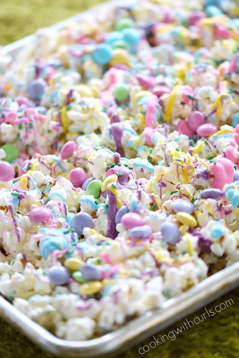 Popcorn Dessert, Easter Popcorn, Yummy Easter Desserts, Chocolate Covered Popcorn, Easter Fun Food, Marshmallow Popcorn, White Chocolate Popcorn, Spring Time Desserts, Popcorn Treat