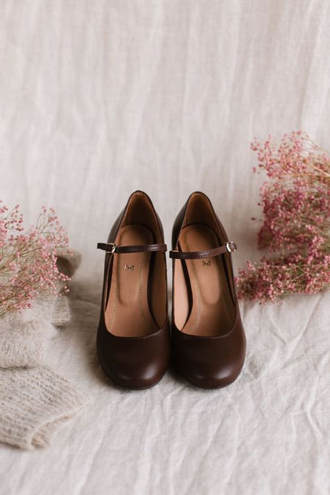 Discover our vintage-inspired Mary-Jane high heels. Chocolate brown leather. Ethically handcrafted in Poland. Free delivery worldwide. Brown Mary Jane Heels, Elegant Shoes Heels, Retro Heels, Brown High Heels, Retro Bride, Heels Aesthetic, Shoes Retro, Womens Mary Janes, Brown Leather Heels