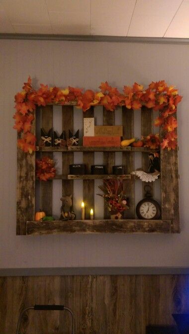 My pallet Fall Decor Using Wood Pallets, Halloween Pallett Ideas, Fall Pallet Ideas, Fall Pallet Projects, Pallets Shelves, Painted Pallets, Wood Crate Diy, Pallet Halloween, Fall Pallets