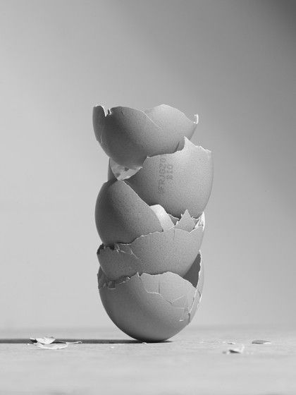 Balance eggs. Still life photography. Black and white. Balance photography. Equilibre. Nature morte. Photographie. Eggs. Fragments. Avant-garde. Laura Lecat Geometric Still Life Photography, Groups Of Objects Photography, Still Life Film Photography, Everyday Objects Photography Still Life, Formal Balance Photography, Balance Photography Ideas, Balanced Photography, Everyday Objects Photography, Apple Still Life Photography