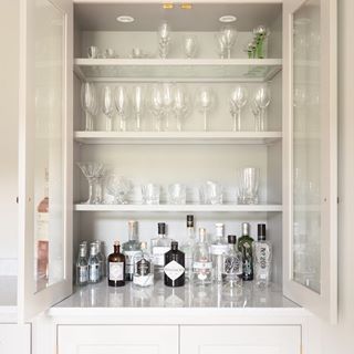 Humphrey Munson (@humphreymunson) • Instagram photos and videos Georgian Farmhouse, Humphrey Munson, Home Bar Designs, Rooms Ideas, Bar Interior, Drinks Cabinet, Kitchen Diner, Glass Cabinet, Trendy Kitchen