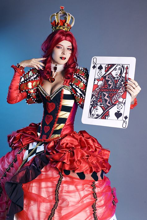 Queen Of Hearts Halloween, Halloween Parejas, Lizzie Hearts, Heart Costume, Queen Of Hearts Costume, Alice In Wonderland Costume, Wonderland Costumes, Celebrity Halloween Costumes, Alice In Wonderland Party