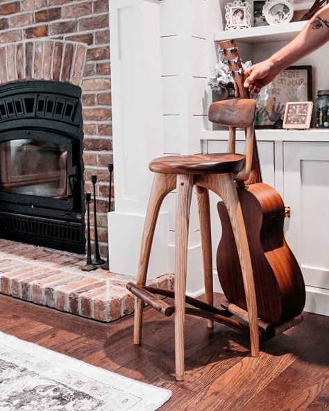 Guitar Stool Stand, Music Room Layout, Music Room Rules, Music Room Posters, Vintage Music Room, Room Ideas Music, Music Room Decor Ideas, Guitar Chair, Guitar Stool