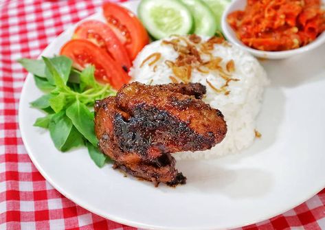 Nasi Uduk Komplit, Ayam Bakar Kecap, Sambal Cumi, Affordable Bedroom Sets, Kotak Bento, Food Business Ideas, Ayam Bakar, Signature Dishes, Business Idea