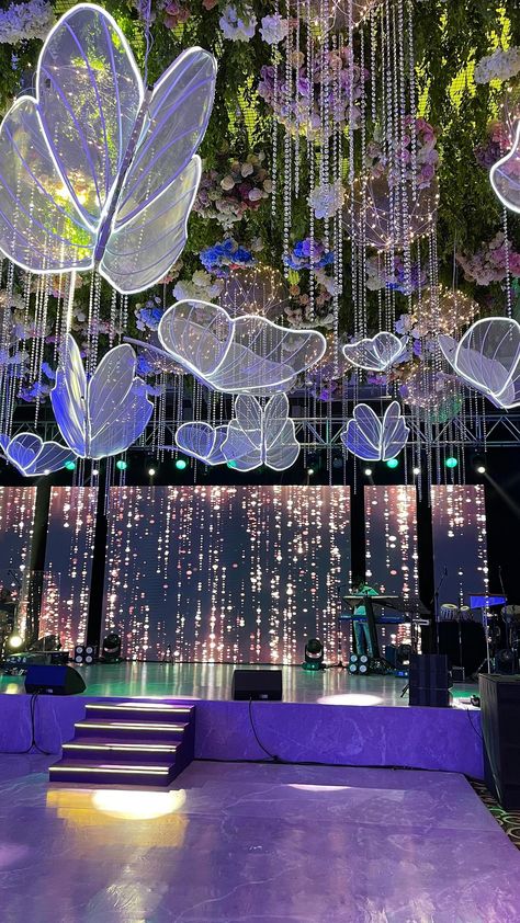 vivaahweddingdecorstylist on Instagram: Wait till you see all the Enchantment unfold.. 💜🦋 @vivaahweddingdecorstylist presents : #PantoneColourOfTheYear2022 : Very Peri 💜… 15 Party Ideas Quinceanera, Enchanted Forest Quinceanera Theme, Enchanted Forest Quinceanera, Enchanted Forest Prom, Debut Theme, Quince Decor, Sweet 15 Party Ideas Quinceanera, Quince Themes, Enchanted Forest Theme