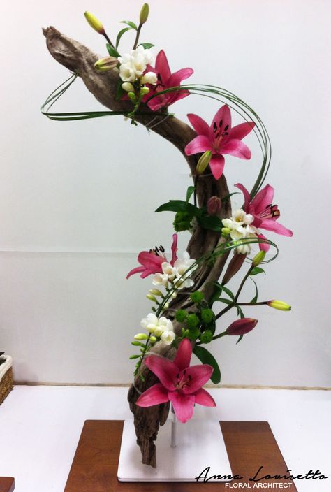 Line Floral Design, Hawaiian Flower Arrangements, Floral Design Ideas, Yellow Flower Arrangements, Flower Arragement, Arreglos Ikebana, Contemporary Flower Arrangements, Orchid Flower Arrangements, Floral Design Classes