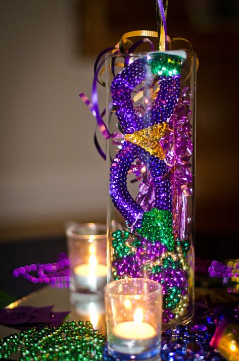 Centerpiece w/ Mask and Beads Carnival Centerpieces, Mardi Gras Diy, Mardi Grad, Madi Gras, Mardi Gras Party Decorations, Mardi Gras Wedding, Mardi Gras Centerpieces, Mardi Gra, Masquerade Theme