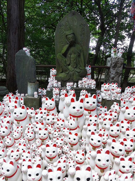 Gotoku-ji (Maneki-neko) Temple Roadside Memorial, Beckoning Cat, My Mental State, Fortune Cat, Japan Home, Going Postal, Mental State, Home Altar, Homes Decor