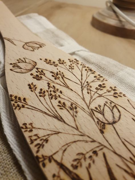 Floral Wood Burning, Floral Pyrography, Wood Burn Designs, Field Flowers, Wood Burning Crafts, Wood Burner, Simple Flowers, Pyrography, Cute Crafts