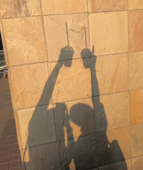 Shadow Photos With Friends, Friendship Shadow Pictures, Shadow Besties Aesthetic, Bestie Shadow Pics, Duo Friendship Aesthetic, Best Friend Shadow Aesthetic, Baddie Asethic, Best Friend Pictures Faceless, Friend Aesthetic Faceless