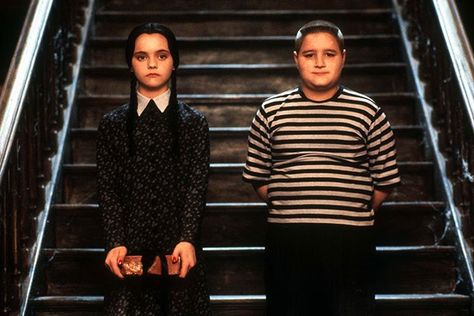 Pugsley Addams, Addams Family Movie, Wednesday Addams Dress, Addams Dress, Addams Family Values, Charles Addams, Halloween Parejas, Addams Family Costumes, Jennifer Grey