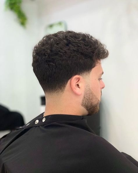 Haircuts Thick Curly Hair, Fade Haircut Curly Hair, Taper Fade Curly Hair, Fade Haircut Styles, Stylish Mens Haircuts, Haircut Selfie, Photo Hijab, Curly Hair Fade, Low Fade Haircut