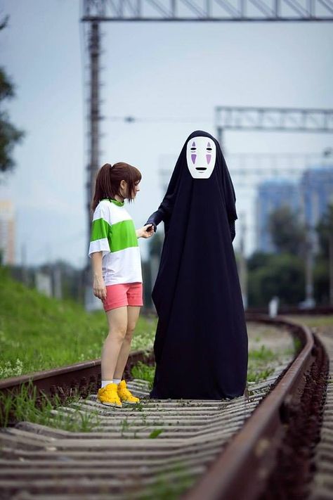 Get Spirited Away to a wonderful world of cosplay with this awesome Studio Ghibli tribute by deviantART.com's MaceRider. What do you think? Chihiro Cosplay, Cosplay Couple, Couples Cosplay, Halloween Parejas, Couple Cosplay, Anime Cosplay Ideas, Costume Carnaval, Personajes Studio Ghibli, Awesome Cosplay