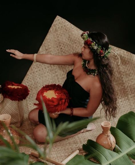 Hawaiian Culture Aesthetic, Hawaiian Photoshoot, Hawaiian Dancing, Hula Kahiko, Hawaiian Photography, White Orchid Bouquet, Polynesian People, Hawaiian Woman, Hawaiian History