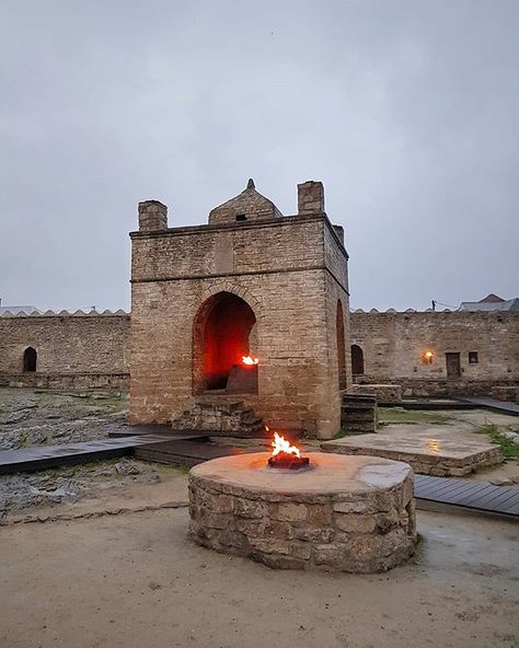 Ateshgah Fire Temple  in Surakhani#Azerbaijan #Zoroastrian#travel Travel Azerbaijan, Shaman Journey, Azerbaijan Travel, Iranian Architecture, Medieval Architecture, Persian Empire, Baku Azerbaijan, Places In Europe, Sacred Places