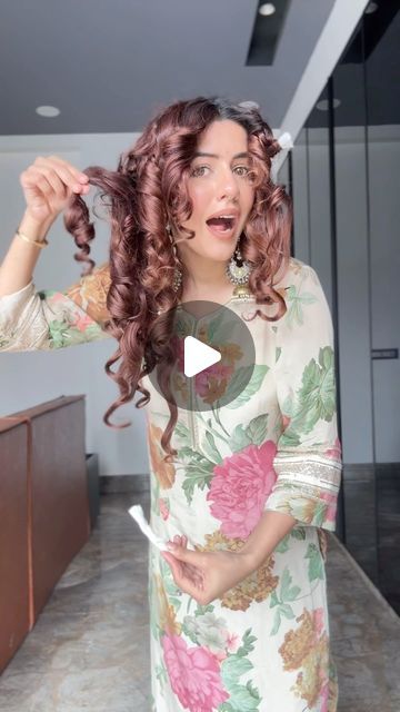 Shreya Arora on Instagram: "Mummy shocked, bahu rocked 👩🏻‍🦱➿🧻🚽 Outfit: @labelomcreation 🌱 . . . . . . .  #heatlesscurls #toiletpaperrollcrafts #overnightcurls  [ heatless hairstyles with Toilet tissue paper DIY HAIR hacks overnight waves curls how to curl your hair tutorial curling rod  festive season 2024 ganesh Chathurthi wedding season 2024 ]" Overnight Curls With Wet Hair, Tight Curls Hairstyle, Heatless Curls Tutorial, Diy Hair Hacks, Overnight Waves, Heatless Curls Overnight, Curl Tutorial, Hair Without Heat, Hair Curling Tutorial