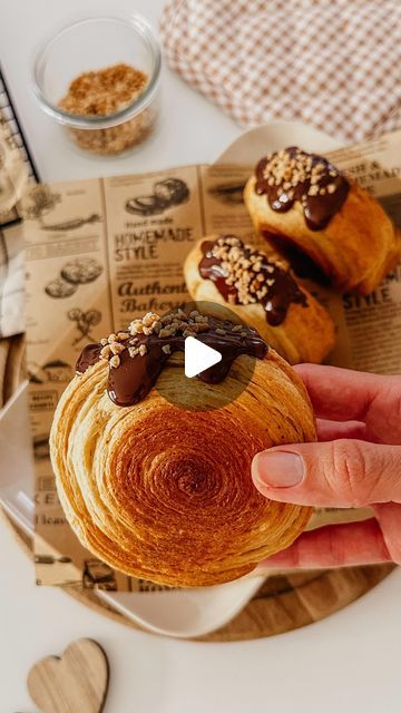 A n n i on Instagram: "Croissant roll recipe🤎 Easiest and quickest way to make delicious croissant rolls!! I wanted to give these viral New York Croissant rolls a try, but making a simple recipe, so that everyone can bake it.  You’ll only need 3 ingredients: -crescent dough roll  -custard cream -chocolate ganache   Follow the steps in the video and bake at 200 Celsius for about 30min.  #croissantroll #newyorkroll #puffpastryrecipes #puffpastry #blätterteig #blätterteigrezept #easyrecipe #kawaiifood #einfacherezepte #easybaking #blätterteigrezepte #cromboloni #aestheticfood #croissants #crescentrolls #backideen #einfachbacken #bakewithme" Crescent Roll Chocolate Croissant, Crosont Recipes Easy, Cromboloni Recipe, Crossiant Recipes, Croissant Rolls, Pastry Pie Crust, Pie Crust Cookies, Puff Pastry Shells, Croissant Roll