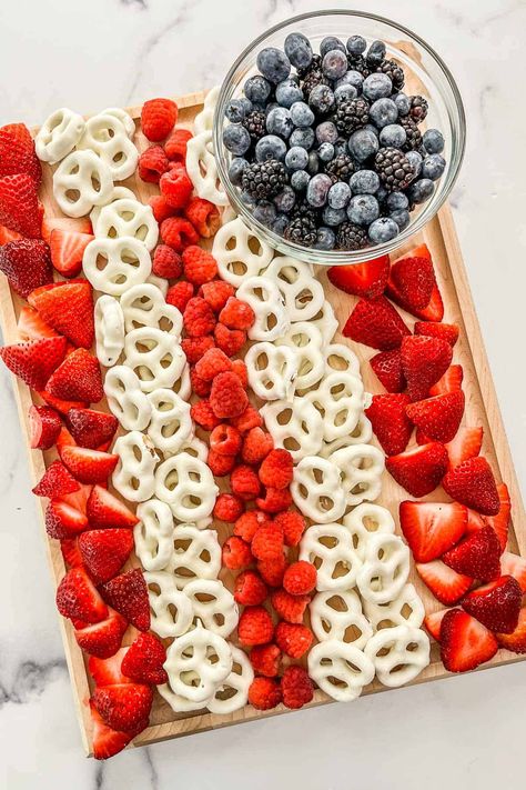 This easy American flag fruit tray is the perfect snack for patriotic parties! Made with fresh fruit and tasty pretzels, it's a simple treat that makes an easy dessert or appetizer. Fruit American Flag, American Flag Fruit Tray, Flag Fruit Tray, Patriotic Fruit Tray, Fourth Of July Veggie Tray, 4th Of July Fruit Platter, American Flag Desserts, Fourth Of July Fruit Tray, 4th Of July Fruit Tray