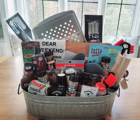 Grilling Themed Gift Baskets, Men Grilling Gifts, Dad Birthday Basket Ideas, Grill Raffle Basket Ideas, Grill Themed Gift Basket, Bbq Gift Basket Ideas Diy, Giveaway Baskets Ideas, Grilling Raffle Basket Ideas, Barbecue Gift Basket Ideas