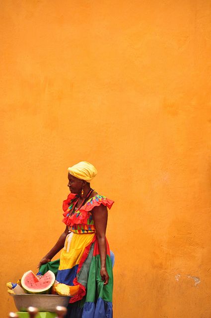 Bogota, Cartagena. Sin duda una ciudad que sabe como vivir el color! Visuell Identitet, Yellow Wall, World Cultures, People Of The World, 인물 사진, Mellow Yellow, World Of Color, Cool Stuff, 그림 그리기