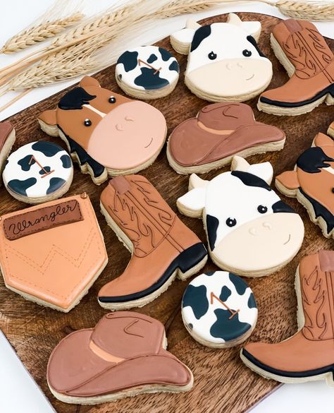 Country Cookies Ideas, 1st Rodeo Party Food, Country Themed Desserts, First Rodeo Birthday Cookies Boy, First Rodeo Treat Table, First Rodeo Treats, Country Birthday Ideas, Baby Boy First Birthday Cowboy Theme, How The West Was One Cookies