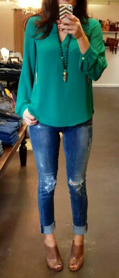 Cute outfit! Green Top Jeans Outfit, Teal Blouse Outfit, Teal Shirt Outfits, Teal Shirt Outfit, Green Blouse Outfit, Jeans And Blouse, Cognac Shoes, Shirt Outfit Ideas, Teal Shirt