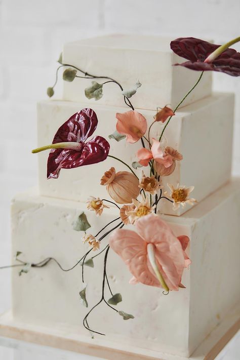 modern square wedding cake with sugar flowers on a flower-filled acrylic podium Ikebana Wedding, Cake With Flowers, Minimalist Bride, Floral Wedding Cake, Luxury Wedding Cake, Modern Wedding Inspiration, Gorgeous Wedding Cake, Wedding Cake Inspiration, Delicious Pies