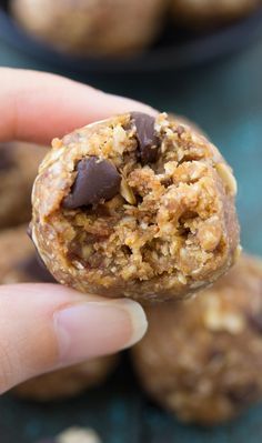 These Peanut Butter Chocolate Chip Cookie Energy Bites taste like little bites… Peanut Butter Chocolate Chip Cookie, Butter Oatmeal Cookies, Sugar Free Snacks, Energy Bites Recipes, Peanut Butter Cookie Dough, Peanut Butter Oatmeal Cookies, Peanut Butter Chocolate Chip Cookies, Special Diet, Peanut Butter Oatmeal