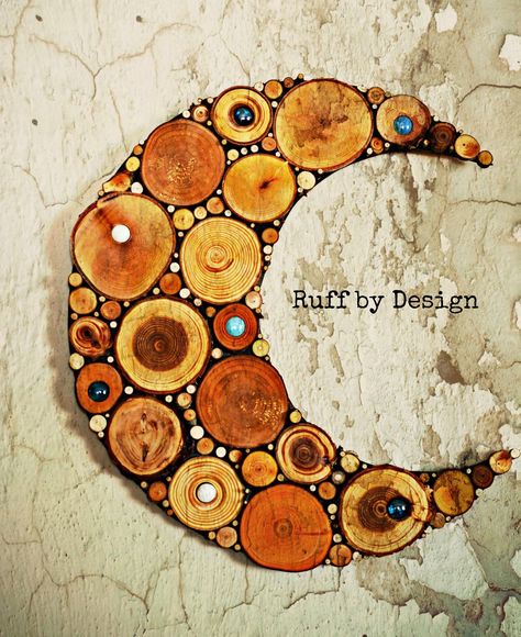 Wood slice moon with embellishing #ruffbydesign Wood Disc Projects, Diy Wood Slice Projects, Wood Slice Art Decor, Wood Slice Wall Art, Wood Log Crafts, Wood Slice Decor, Wooden Moon, Twig Crafts, Wood Lamp Design