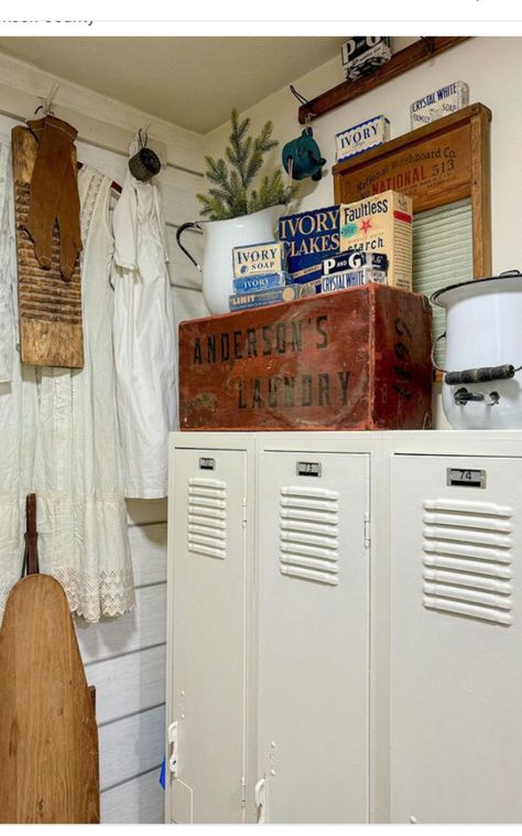 Primitive Laundry Rooms, Cabin Rooms, Rustic Laundry, Vintage Laundry Room Decor, Crate Decor, Rustic Laundry Rooms, Vintage Laundry Room, Vintage Crate, Mud Rooms