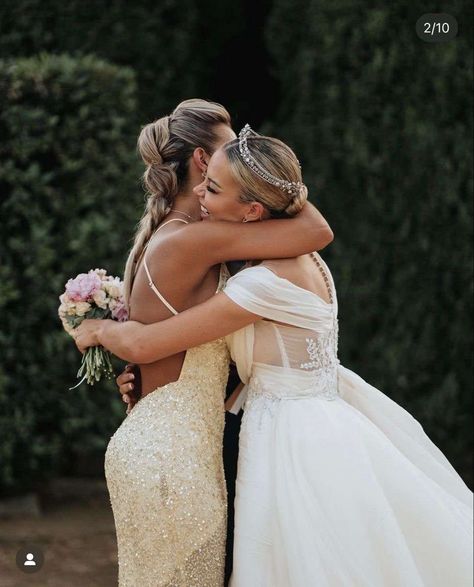 Bride And Sister Pictures Cute Ideas, Bride Pose With Sister, Wedding Photo With Sister, Bride With Sisters Photo Ideas, Bride And Best Friend Picture, Wedding Sister Poses, Sister And Bride Pictures, Sisters Wedding Photoshoot, Best Friend Wedding Photos