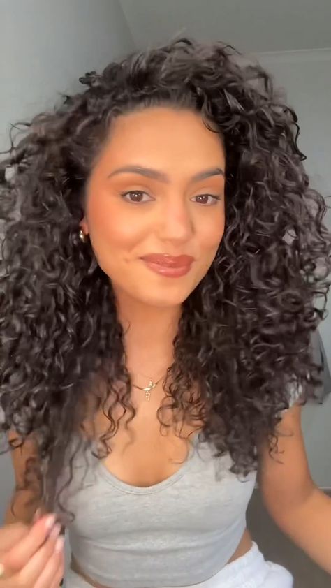 Effortless Elegance: Casual Hairstyle Ideas for Elegant Waves Olivia Calabio, Curly Hair Bun Styles, Curly Hair Techniques, Curly Hair Accessories, Waves Tutorial, Relaxed Chic, Curly Hair Care Routine, Hairstyle Examples, Highlights Curly Hair