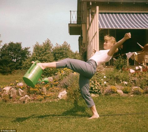 Stepford wife workout! Vintage photos of 'perfect' Fifties wives exercising WHILE cleaning in history's most sexist workout Vintage Exercise, 50s Housewife, Can Water, Sensible Shoes, Exercise Clothes, Betty Draper, Stepford Wife, Tone Up, Leg Muscles