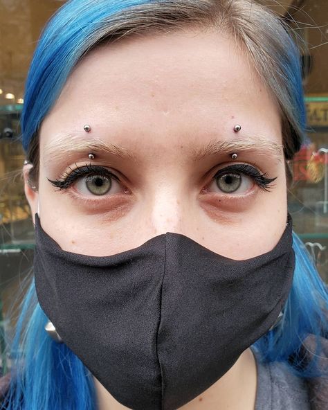 𝕭𝖗𝖔𝖔𝖐𝖊. on Instagram: “Had the absolute privilege of piercing the legendary mad dog herself, @md_202020 . Fresh paired eyebrow piercings in a dope as heck center…” Body Modification Piercings, Eyebrow Piercings, Piercing Face, Weird Earrings, Piercing Chart, Piercing Inspo, Face Piercings, Cool Piercings, Thick Eyebrows