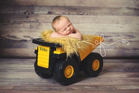 New Baby Pictures, Baby Boy Newborn Pictures, Sibling Pictures, Foto Newborn, Newborn Photography Boy, Monthly Baby Photos, Sibling Photography, Tonka Truck, Newborn Baby Photos