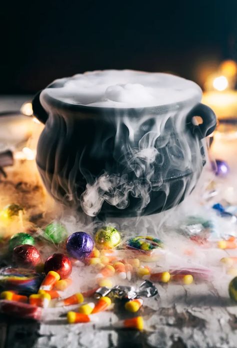 Halloween Drinks With Dry Ice, Dry Ice Halloween, Spooky Foods, Haunted Village, Homemade Rootbeer, Halloween Gender Reveal, Halloween School Treats, Dekorasi Halloween, Halloween Party Decor Diy