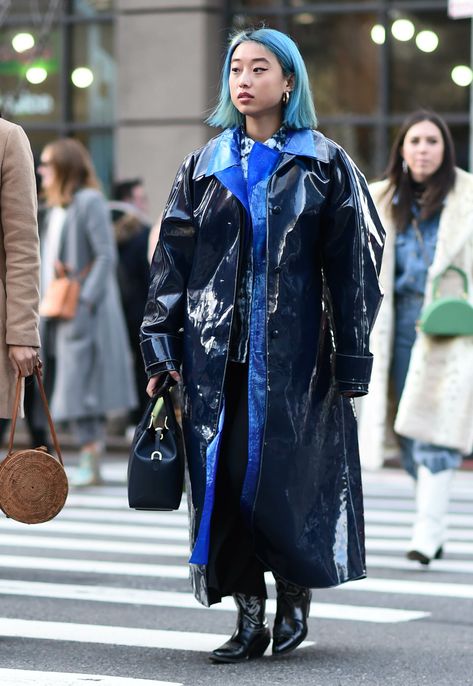 Margaret Zhang, Stylish Raincoats, Raincoat Fashion, Raincoat Outfit, Mens Raincoat, Long Rain Coat, Coat Street Style, Raincoat Jacket, Coat Outfit